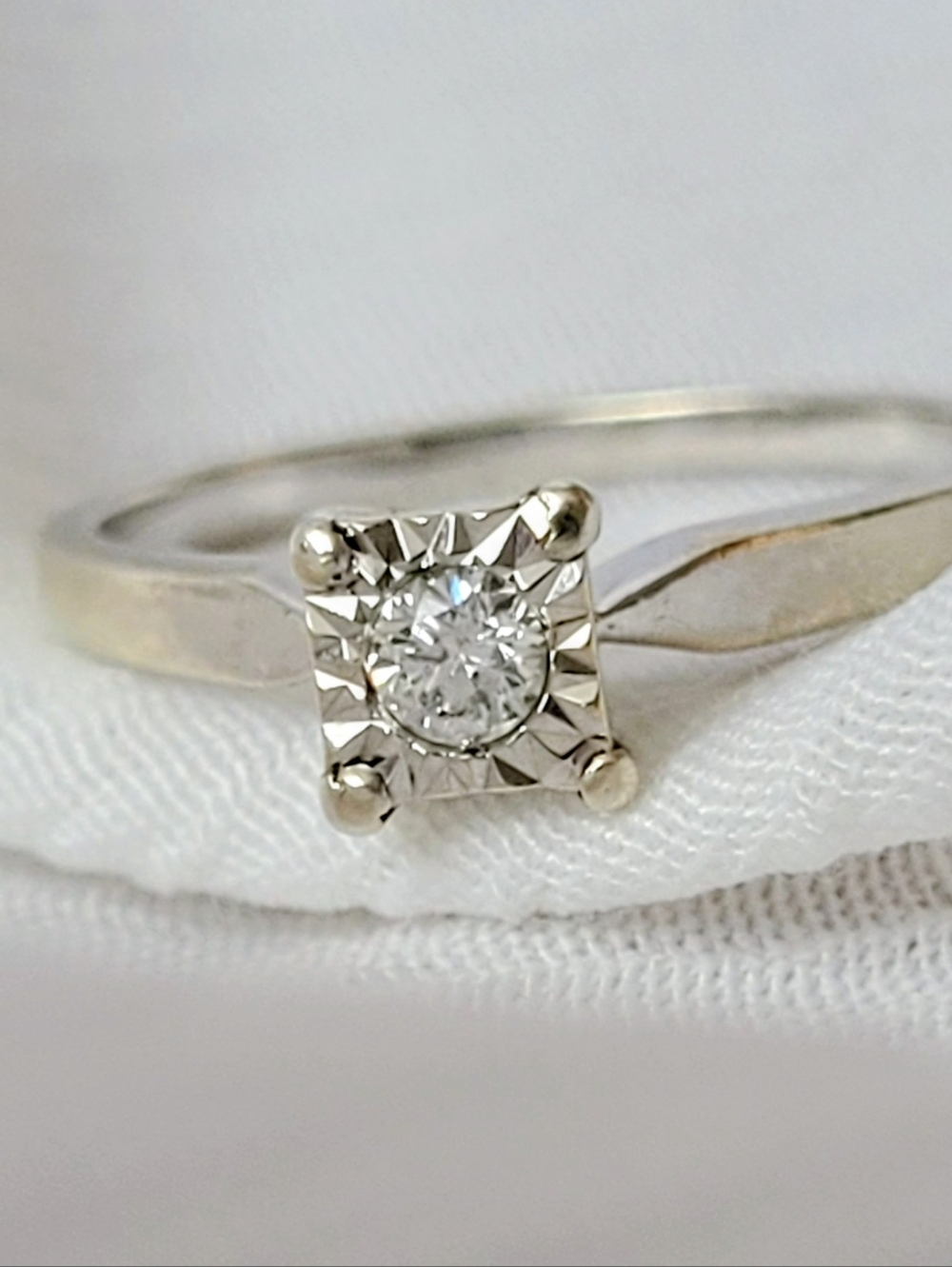 Elegant 9k Polished White Gold Round Diamond Illusion Set Solitaire .15 Ct Ring